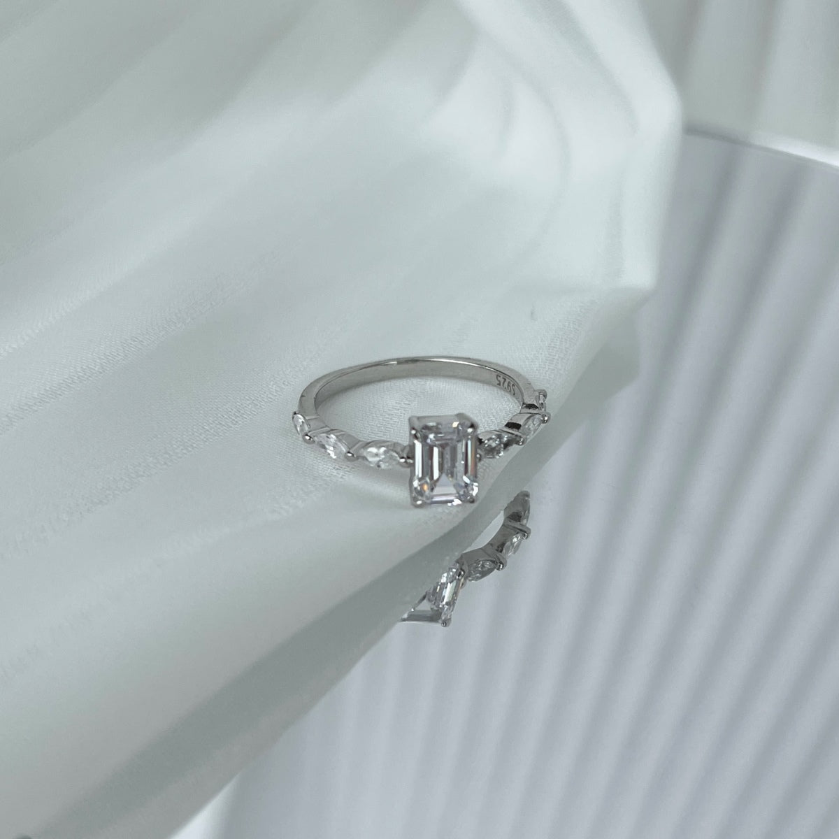 [AuraEcho]1.0 Carat Dainty Resplendent Radiant Cut Daily Ring