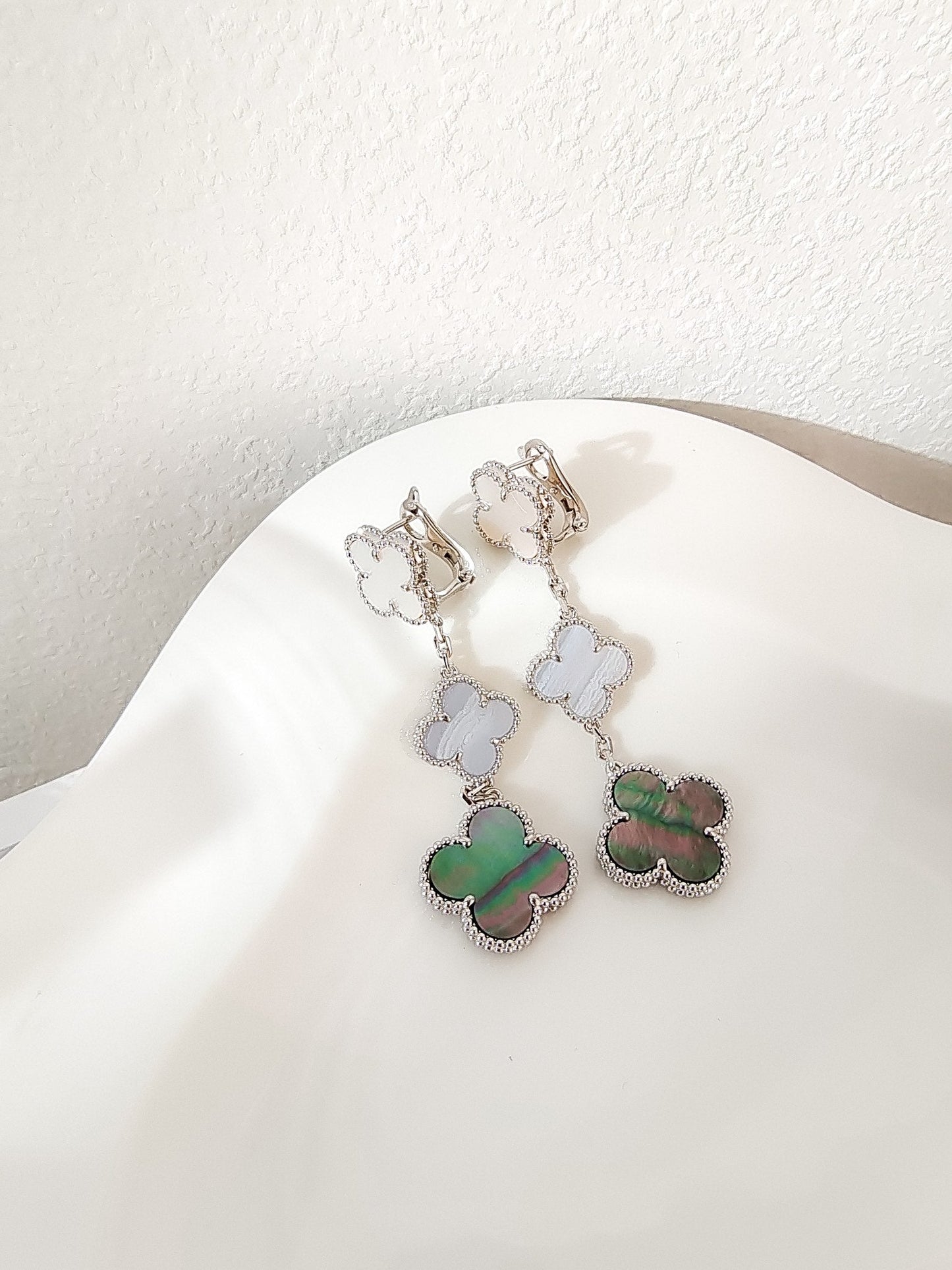 [AuraEcho]CLOVER 3 MOTIFS CHALCEDONY DARK MOP SILVER EARRINGS